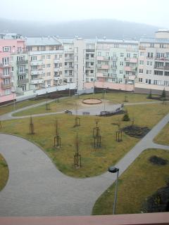 Pohled z balkonu do atria