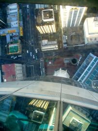 Skytower skrz diru v podlaze